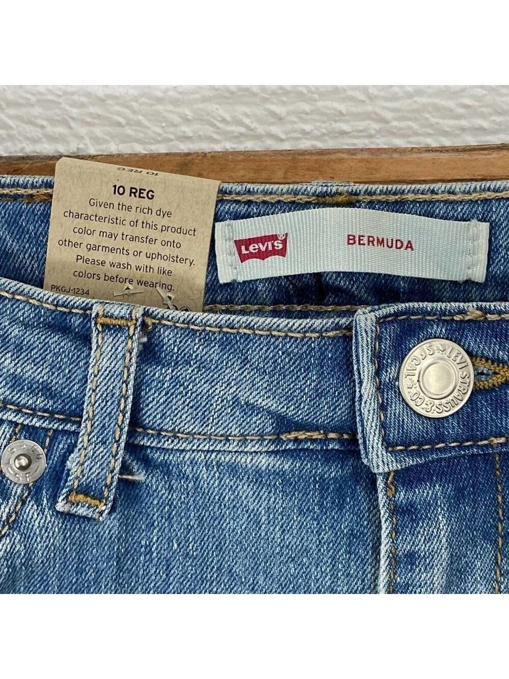 $59 Levi’s Jean Bermuda Shorts Distressed  10R NWT - Picture 4 of 6